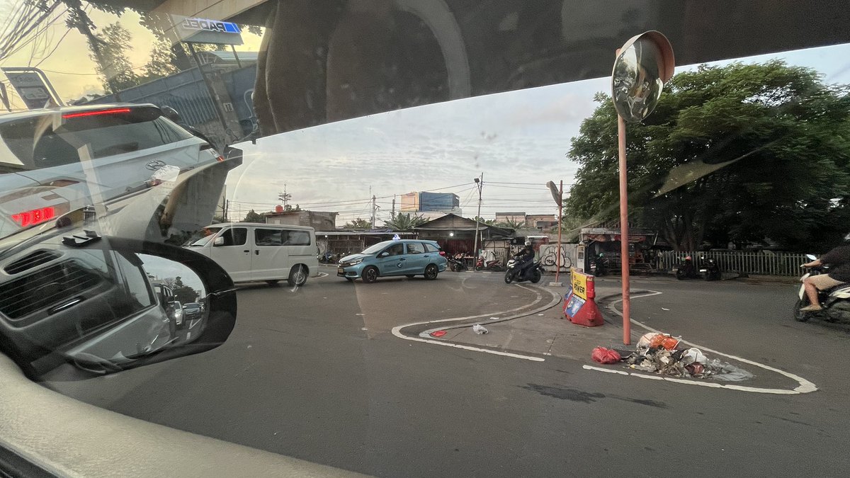 feryardn's tweet photo. @bluebirdgroup tolong ditindak drivernya SDD 1306 dengan Nopol  B 1306 BUD karena membahayakan pengguna jalan lain. Dari arah Stasiun Pesing melawan arah dan potong jalur untuk putar balik di bawah fly over Pesing sebelum rel kereta (dari arah Grogol). @NTMCLantasPolri https://t.co/8kRzhgG3c8