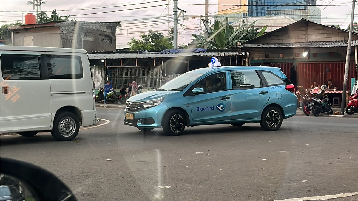 feryardn's tweet photo. @bluebirdgroup tolong ditindak drivernya SDD 1306 dengan Nopol  B 1306 BUD karena membahayakan pengguna jalan lain. Dari arah Stasiun Pesing melawan arah dan potong jalur untuk putar balik di bawah fly over Pesing sebelum rel kereta (dari arah Grogol). @NTMCLantasPolri https://t.co/8kRzhgG3c8