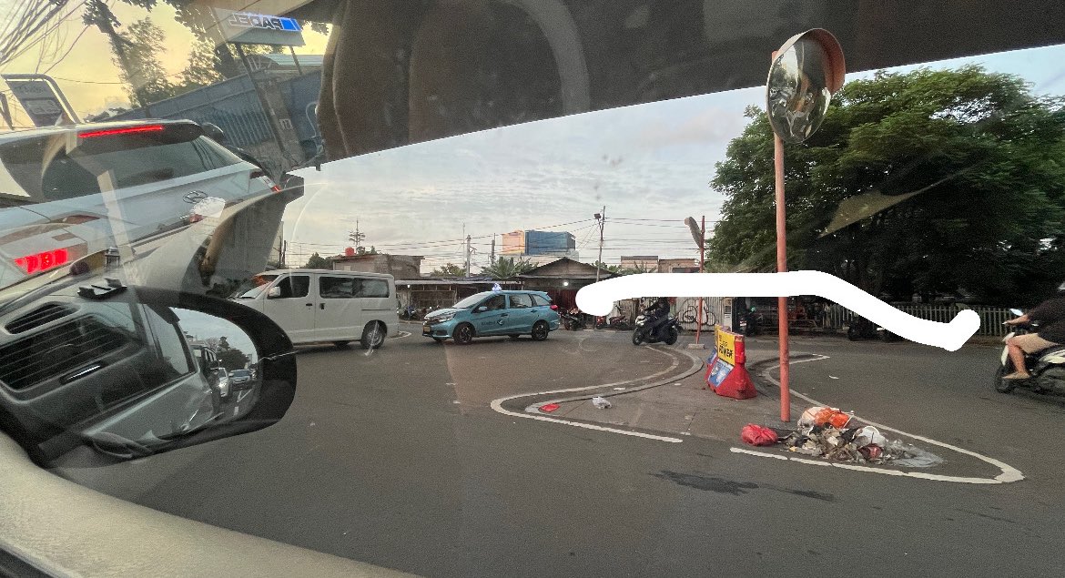 feryardn's tweet photo. @bluebirdgroup tolong ditindak drivernya SDD 1306 dengan Nopol  B 1306 BUD karena membahayakan pengguna jalan lain. Dari arah Stasiun Pesing melawan arah dan potong jalur untuk putar balik di bawah fly over Pesing sebelum rel kereta (dari arah Grogol). @NTMCLantasPolri https://t.co/8kRzhgG3c8