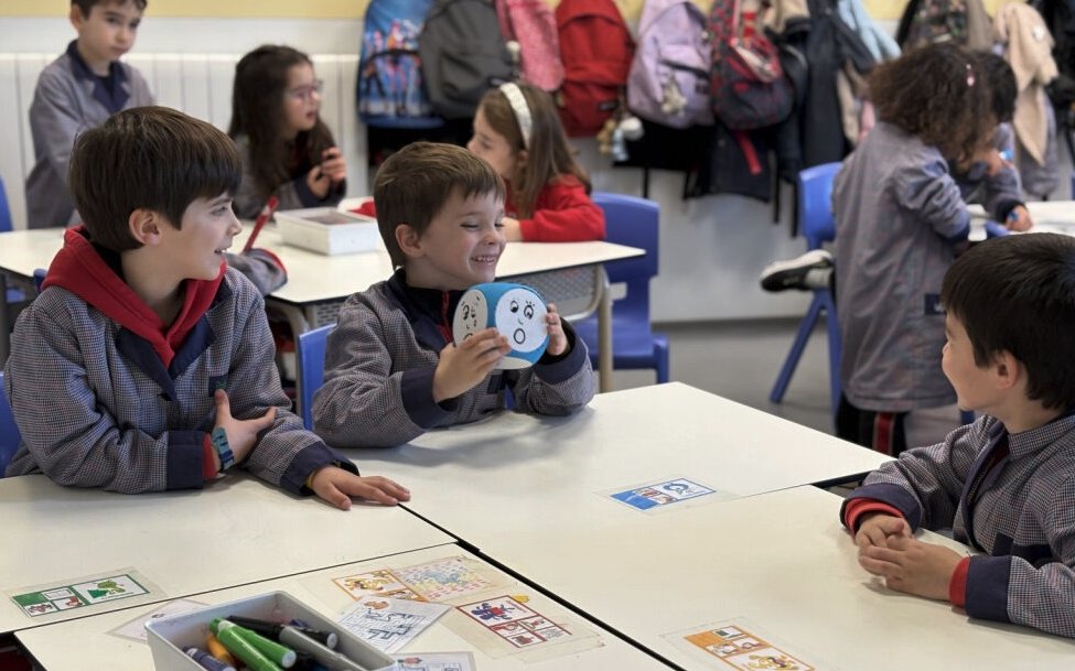 lasallearlep's tweet photo. La Salle Bonanova consolida el modelo pedagógico #NCALaSalle como eje de su proyecto educativo, apostando por una escuela centrada en el alumnado y su bienestar emocional. Dentro de este marco, las acogidas y los cierres se convierten en momentos clave. #SomosLaSalle #MiraMásAllá https://t.co/d0lW445jAm