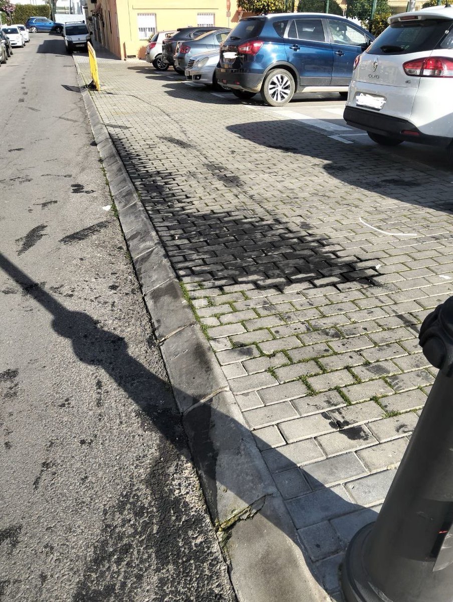 ppcastilleja's tweet photo. ⚠️ Plaza Niña de los Peines

Tras la poda, un camión dañó una farola (ya repuesta) y derramó aceite sobre el acerado.
❌ Meses después, sigue sin limpiar ni arreglarse.

Exigimos solución inmediata.

#Castilleja #PPcastilleja #CuidarLoPúblico https://t.co/Obr7j3mRhD