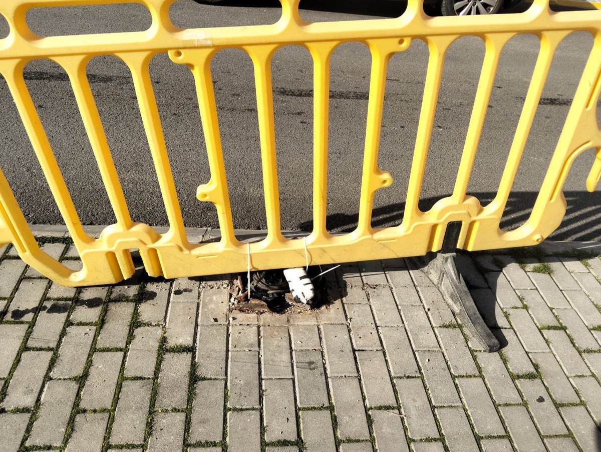 ppcastilleja's tweet photo. ⚠️ Plaza Niña de los Peines

Tras la poda, un camión dañó una farola (ya repuesta) y derramó aceite sobre el acerado.
❌ Meses después, sigue sin limpiar ni arreglarse.

Exigimos solución inmediata.

#Castilleja #PPcastilleja #CuidarLoPúblico https://t.co/Obr7j3mRhD