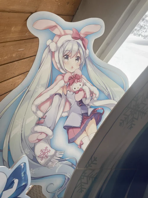 等身大の雪ミクフィギュアが見たくて、羊ヶ丘展望台まで行ってきました! ボーイズアンビシャスの像もありました! よく見るクラーク博士像はここだったんですねー #旅行 #初音ミク