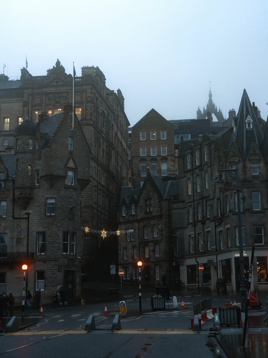 visualsofearth1's tweet image. Edinburgh on a rainy day