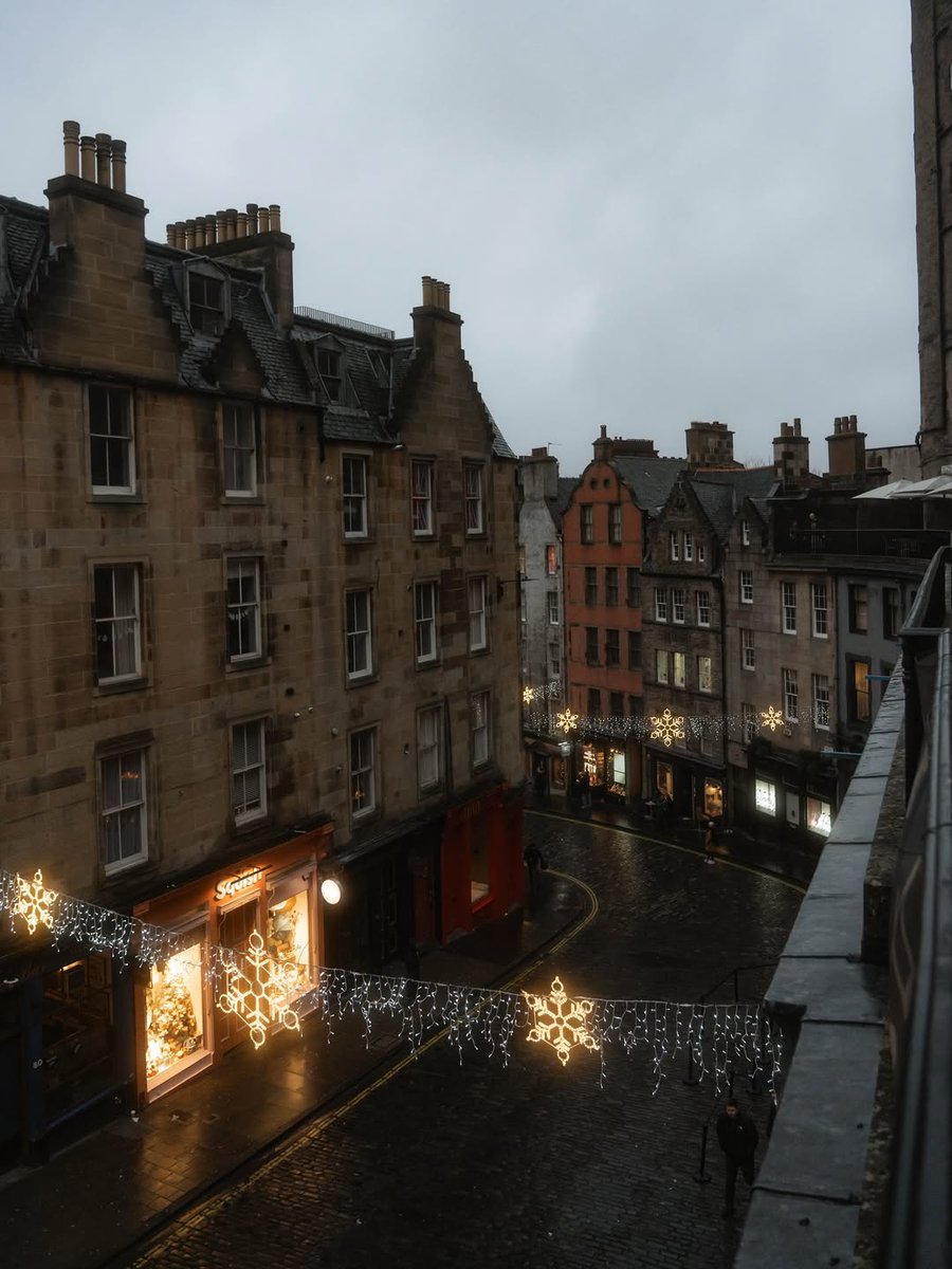 visualsofearth1's tweet image. Edinburgh on a rainy day