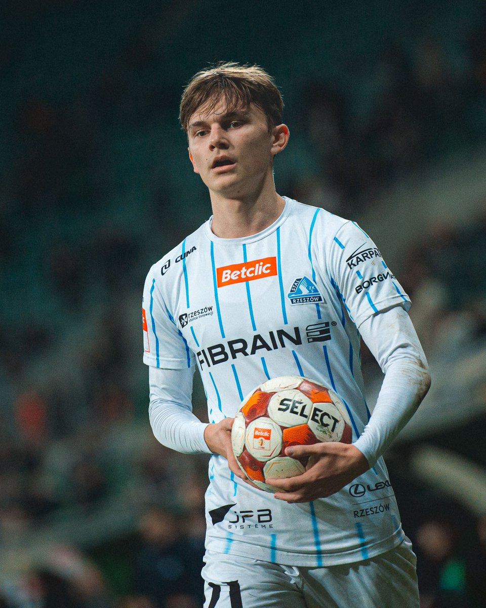 StalRzeszow's tweet image. 🖊️ Szymon Kądziołka wraz z końcem sezonu 2025/2026 𝐨𝐝𝐞𝐣𝐝𝐳𝐢𝐞 𝐳𝐞 𝐒𝐭𝐚𝐥𝐢 𝐑𝐳𝐞𝐬𝐳𝐨́𝐰. Wychowanek biało-niebieskich otrzymał propozycję przedłużenia umowy na nowych, korzystniejszych warunkach, ale ostatecznie zdecydował się na kontynuowanie kariery w Polonii Bytom.…