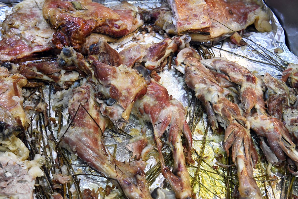 يعود إلينا مهرجان الحنيذ يوم الخميس في نسخته الثانية في أجواء محايل العليلة. فعالية ثقافية واقتصادية تعكس ارتباط الماضي وكرم الضيافة بثقافة الإستثمار وجاذبيته المتجددة في محايل عسير