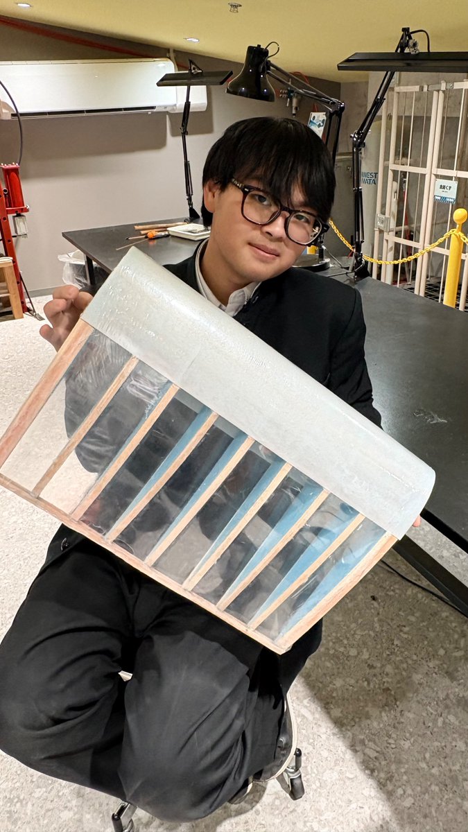 1/4スケールの模型翼1号がようやく完成しました！

実際の翼を製作する際に必要な技術を一通りさらうことができましたが、精度がまだまだだったり工程をミスったりしたので、もう1枚模型翼を製作してからフルスケールの試作に移行する予定です！

続報をお待ちください。