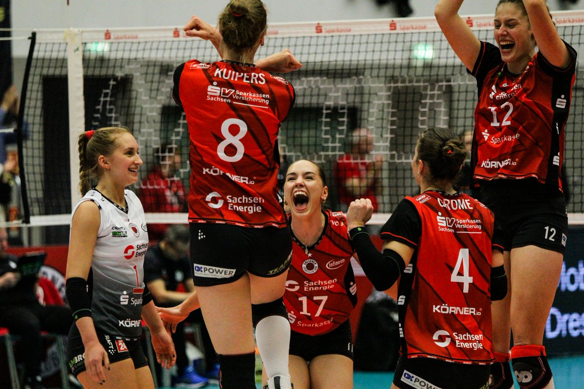 MTV Stuttgart blijft ongeslagen in de Bundesliga na de 1-3 zege op de ploeg van Jette Kuipers en Rosa Entius. Schwerin won nipt. Bij de mannen waren er twee zeges voor Düren. Lees het nu op VoV.  
vizieropvolleybal.nl/stuttgart-blij…
