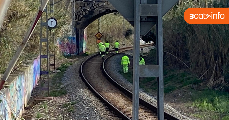 3CatInfo's tweet image. Desenes d'operaris d'Adif recorren a peu les vies per completar el llistat d'incidències que cal resoldre a la xarxa de Rodalies
3cat.cat/3catinfo/ultim…