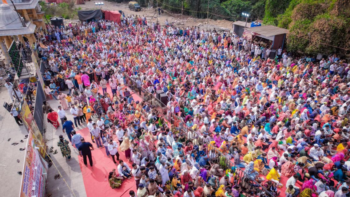bageshwardham's tweet photo. बागेश्वर सनातन मठ, मुंबई महाराष्ट्र में पूज्य सरकार का भव्य दिव्य दरबार आयोजित हुआ। श्रद्धालुओं ने भाव-भक्ति के साथ दरबार में उपस्थित होकर पूज्य सरकार से आशीर्वाद प्राप्त किया। जयघोषों से वातावरण गूंज उठा और पूरी सभा आस्था, विश्वास और सनातन भाव से ओतप्रोत हो गई। https://t.co/gilg2K9CUp