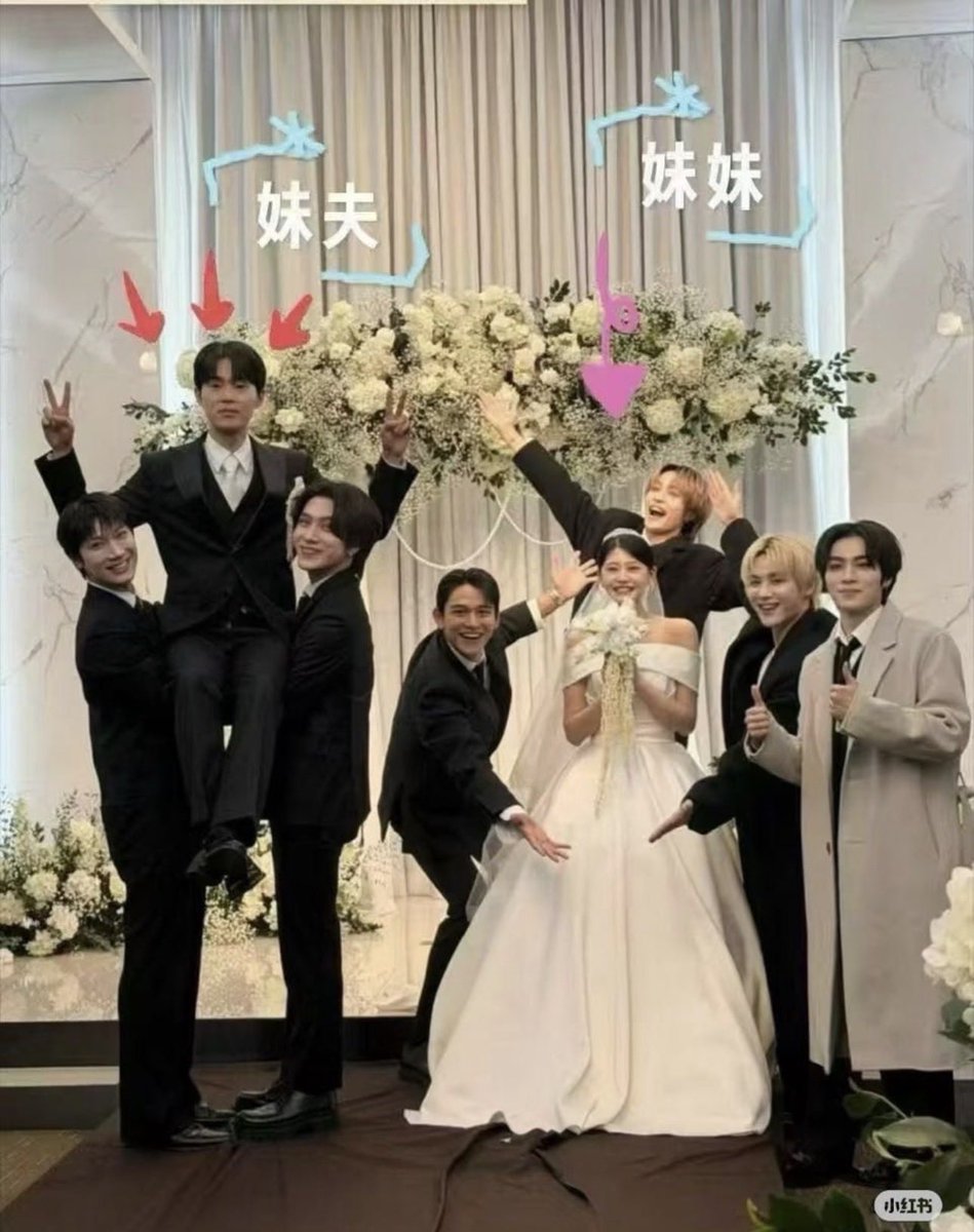 Lucas_base_'s tweet image. Lucas in photo with WayV: