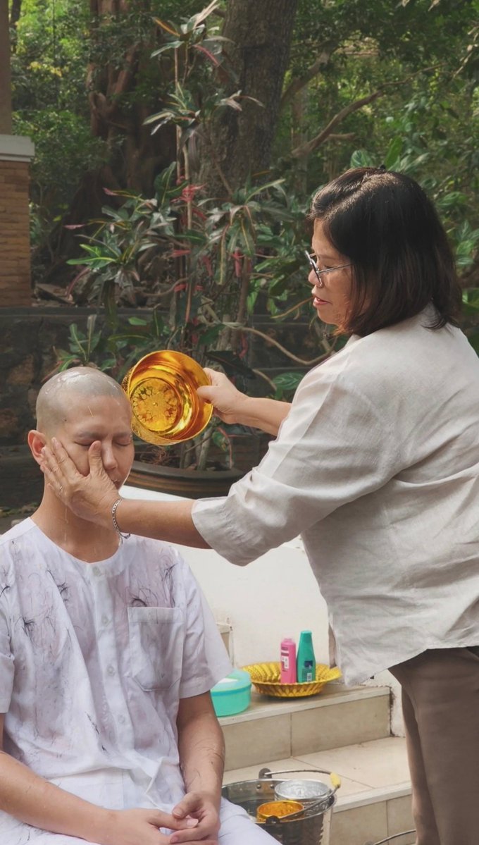 เพราะการบวชคือการเปลี่ยนรหัสชีวิต
บวชทดแทนพระคุณพ่อแม่ หรือบุพการี นอกจากจะเป็นการต่ออายุพระศาสนาแล้ว ยังเป็นการทดแทนพระคุณพ่อแม่

โดยการบวชนั้นมีอานิสงส์ต่อตัวผู้บวชเอง โดยได้โอกาสศึกษาธรรมะ ได้ปฏิบัติจริง เห็นผลจริง ทั้งยังมีอานิสงส์ต่อบิดา มารดา