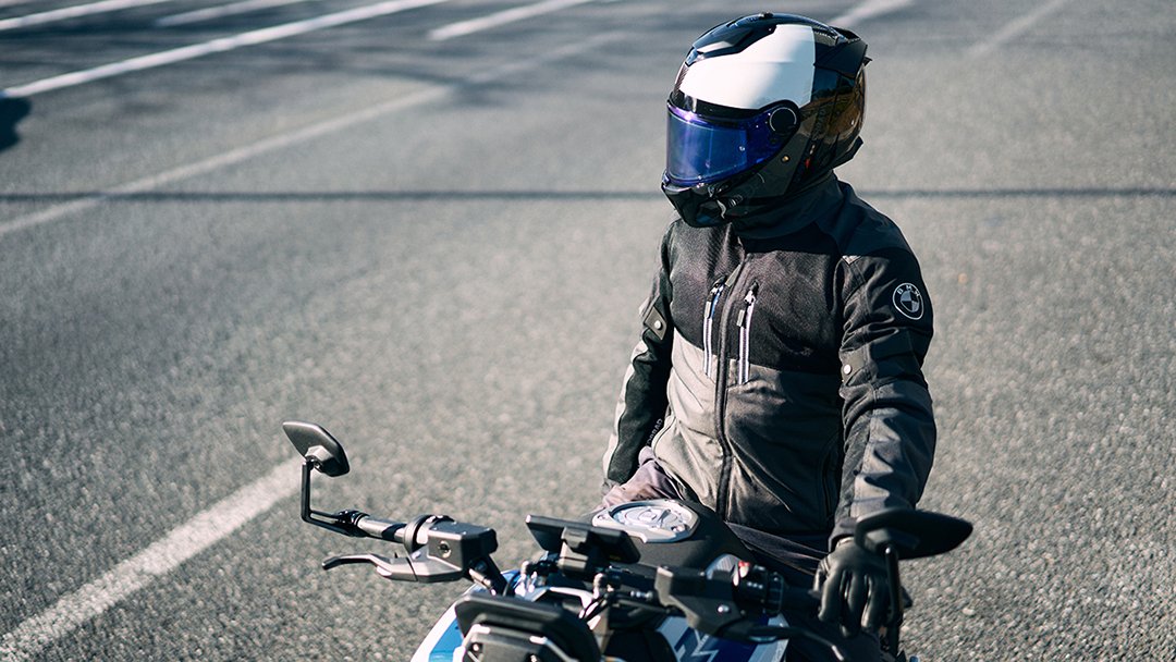 BMW MotorradヒートアップベストEVO 冬場のツーリングや街乗りで重宝