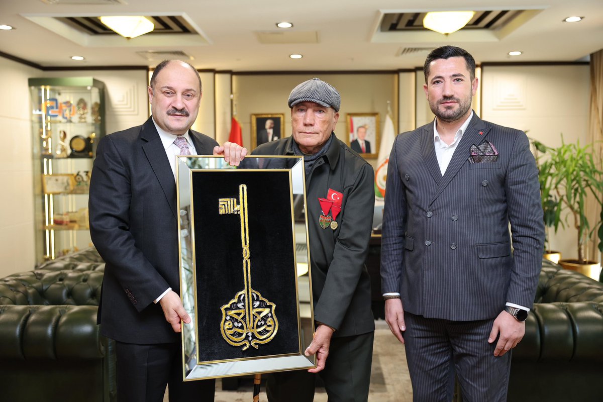Terör Gazisi Rıfat Türkyılmaz ve oğlu Mehmet Şenol Türkyılmaz, Şanlıurfa Büyükşehir Belediye Başkanımız Mehmet Kasım Gülpınar’ı ziyaret ettiler.

Nazik ziyaretlerinden dolayı kendilerine teşekkür ediyoruz.