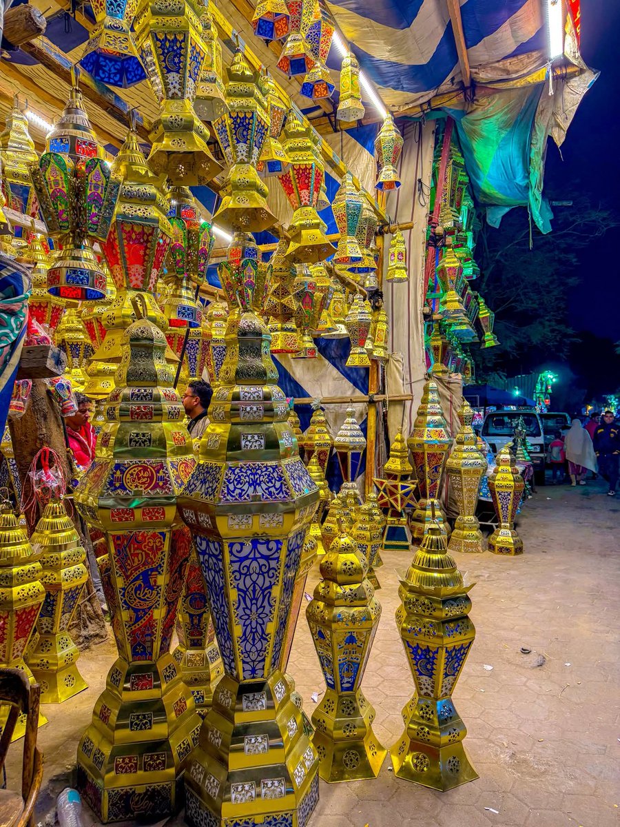 المنطقة اللي لسه بيتصنع فيها فوانيس الصفيح
اللي الزجاج بتاعها ملوّن 🎨✨
فوانيس رمضان زمان… صناعة مصرية أصيلة 🇪🇬

منطقة تحت الربع .. مكان كله تاريخ 👣
وأنت بتمشي هناك ممكن تلاقي نفسك بتدندن أغاني رمضان من كتر البهجة اللي حواليك 🎶🌙

المنطقة كانت دايمًا قريبة من شوارع التجارة