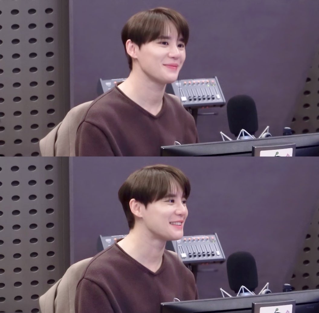 경청하는 이 다정의 얼굴이 너무 좋아