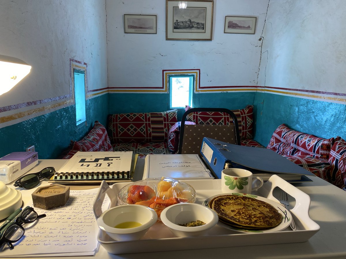 تناول غدا خفيف  بين الملفات والمخطوطات والأوراق  وهذا الوضع ملازم  لمسيرتي من وقت لاخر  مضاف اليها وجودي في هذا البيت القديم الذي اجد  لوجودي فيه متعة مع عبق الماضي