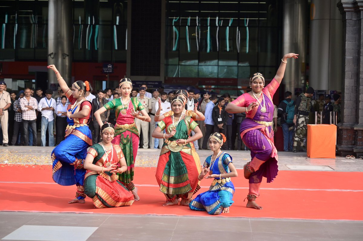 aaipunairport's tweet photo. 🇮🇳 पुणे विमानतळावर प्रजासत्ताक दिनाचा उत्सव
तिरंगा ध्वज फडकावणीनंतर विमानतळ व एअरलाइन्स कर्मचाऱ्यांच्या रंगतदार सांस्कृतिक नृत्य सादरीकरणांमधून एकता, अभिमान आणि भारतीयत्वाच्या भावनेचे सुंदर दर्शन घडले.
#RepublicDay #TeamAviation #NationFirst #PuneAirport #AAI
Republic Day at Pune Airport
The unfurling of the Tricolour was followed by vibrant cultural dance performances by airport and airline teams, reflecting unity, pride, and the spirit of India.
@AAI_Official
@aairedwr
@MoCA_GoI
@RamMNK
@mohol_murlidhar
@vipinkumarIAS
@samirsinha69
@BOIndiaOfficial