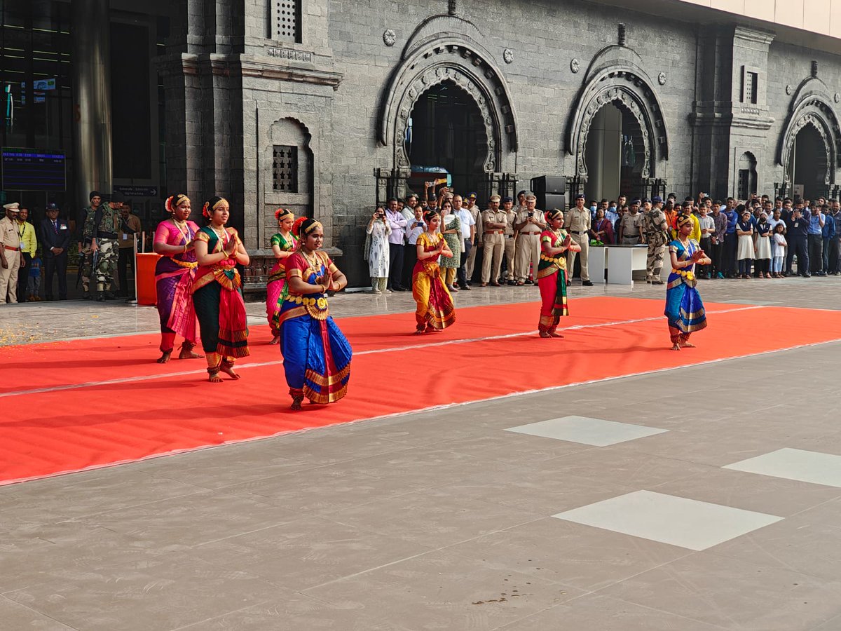 aaipunairport's tweet photo. 🇮🇳 पुणे विमानतळावर प्रजासत्ताक दिनाचा उत्सव
तिरंगा ध्वज फडकावणीनंतर विमानतळ व एअरलाइन्स कर्मचाऱ्यांच्या रंगतदार सांस्कृतिक नृत्य सादरीकरणांमधून एकता, अभिमान आणि भारतीयत्वाच्या भावनेचे सुंदर दर्शन घडले.
#RepublicDay #TeamAviation #NationFirst #PuneAirport #AAI
Republic Day at Pune Airport
The unfurling of the Tricolour was followed by vibrant cultural dance performances by airport and airline teams, reflecting unity, pride, and the spirit of India.
@AAI_Official
@aairedwr
@MoCA_GoI
@RamMNK
@mohol_murlidhar
@vipinkumarIAS
@samirsinha69
@BOIndiaOfficial