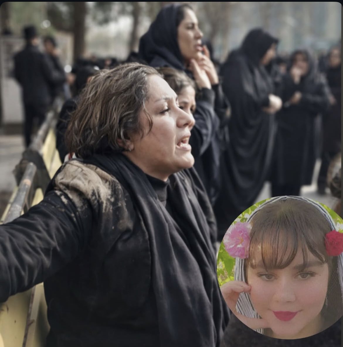 وێنەیەک لە خاڵۆژنی جەرگسووتاوی نازەنین ، زارا ساڵحی، کچە تەمەن ۱۳ ساڵەکەی #کرماشان کە بە دەستی حکوومەتی ئێران کوژرا. 
نازەنین دایک و باوکی نەبوو و خاڵۆژنی سەرپەرشتی دەکرد.