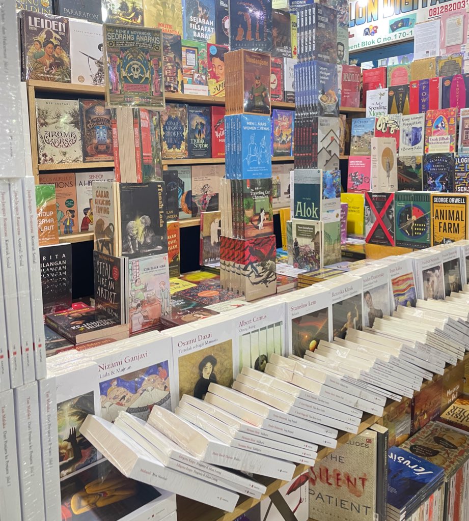 bielbiey's tweet image. BLOK M BOOK HUNTING