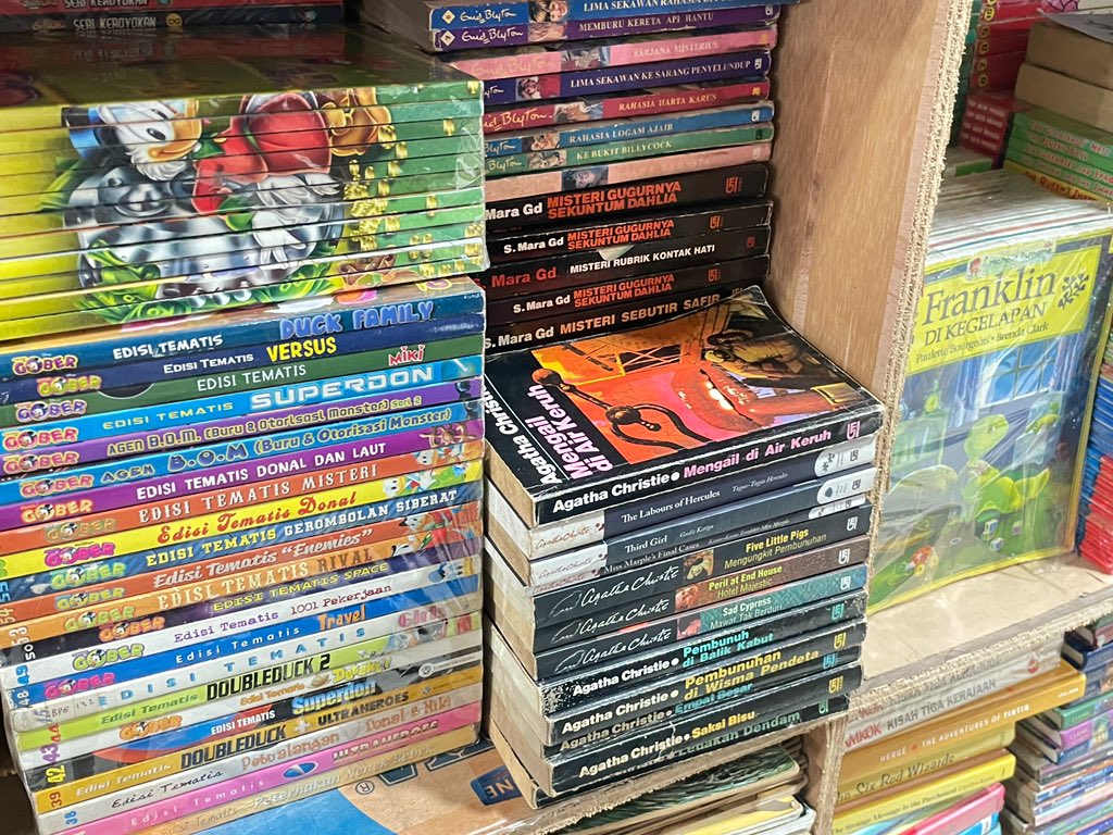 bielbiey's tweet image. BLOK M BOOK HUNTING