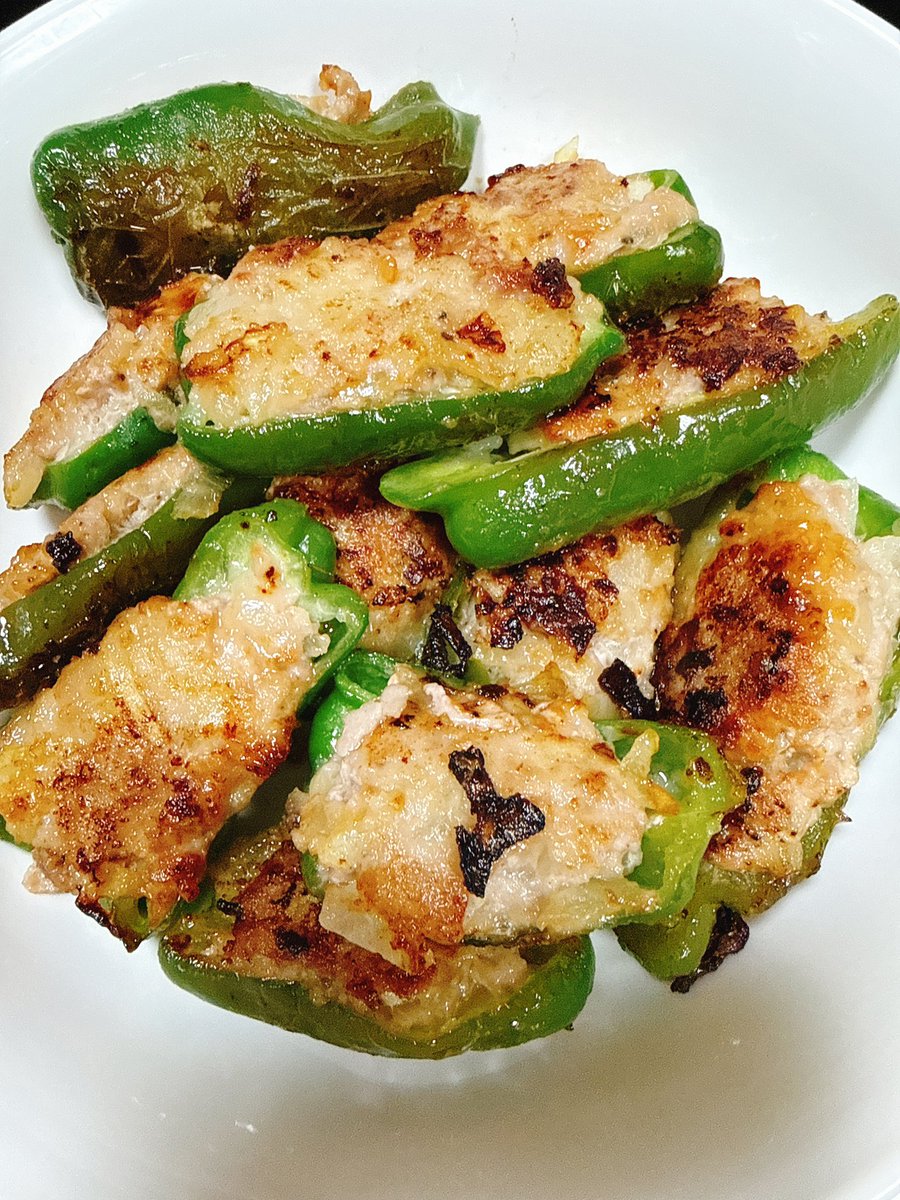 🌺🌸💖最高の美味しさ💖🌸🌺
    
久しぶりに母親が作ったピーマンの肉詰めが美味しすぎる✨😭✨
    
🌺🌸💖ヤッシーより💖🌸🌺
    
#ピーマン #肉詰め #ピーマンの肉詰め #母親の味 #美味しい #最高の美味しさ #夜ご飯