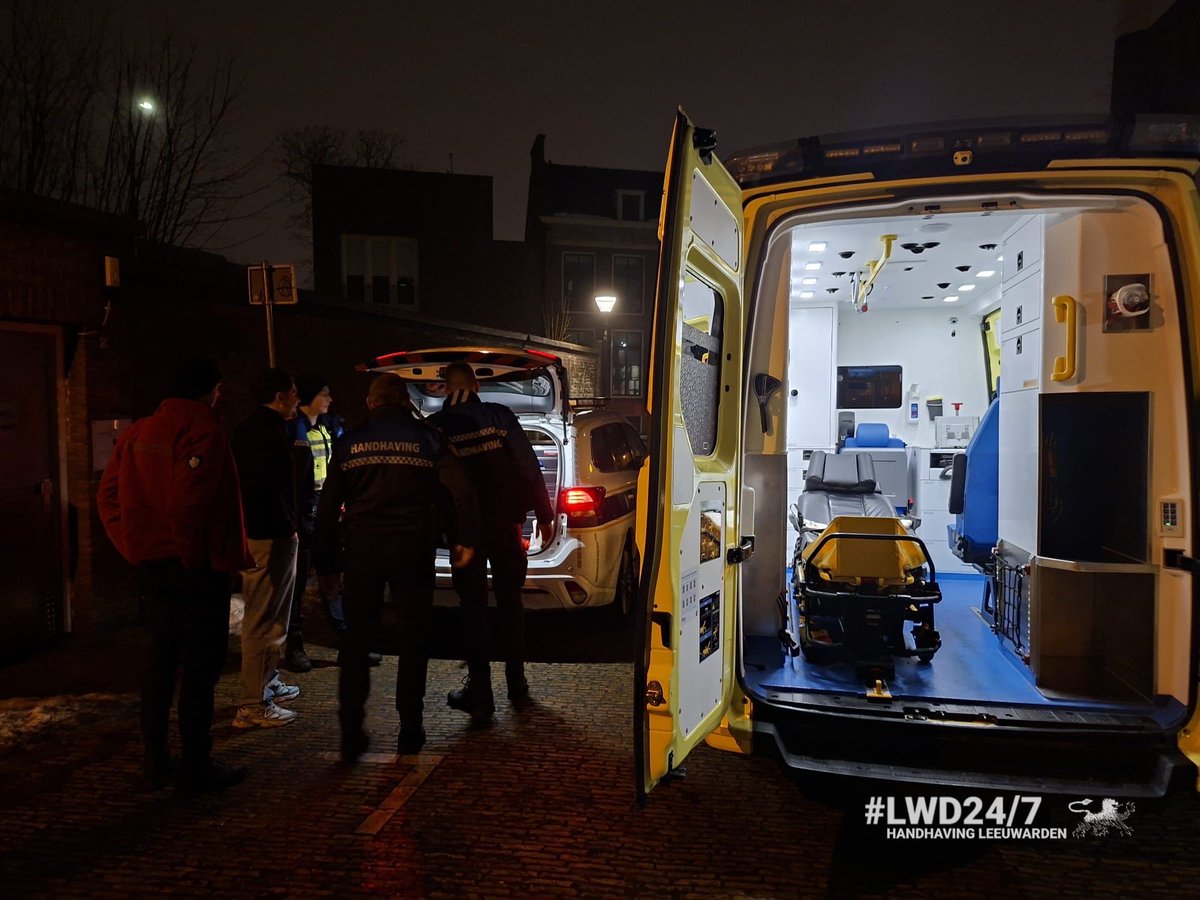1/2 Vorige week hebben wij samen met de ambulancedienst @kijlstra_  meerdere informatieavonden gehad.

Dit omdat we merken dat we elkaar in de praktijk steeds vaker tegenkomen en regelmatig gezamenlijk optreden.

#Handhaving #Ambulance #Samenwerken #Leeuwarden