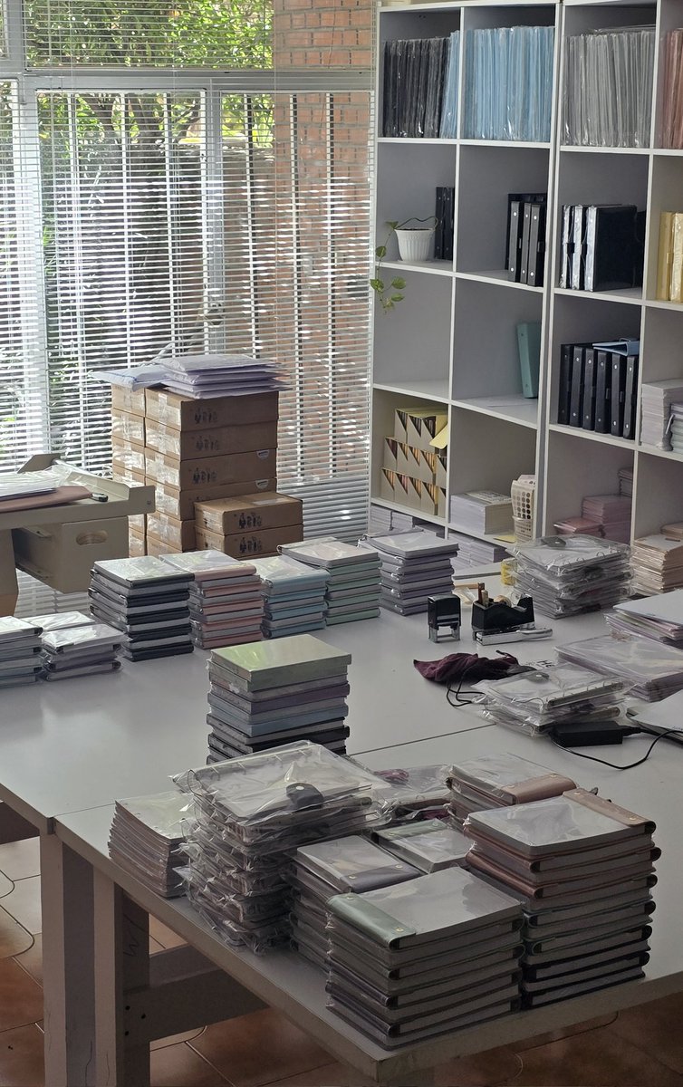 من خیلی شرمنده ام که حالا دارم این رو مینویسم من حتی موتورمو رو برای پرداخت اقساطم فروختم اما کافی نبود اگر از بین محصولات من چیزی نیاز داشتید با عشق این روزها خدمت رسانی میکنیم ( اگر حمایت کنید هم دست بوستونم ⚘️)
bonbooks.ir