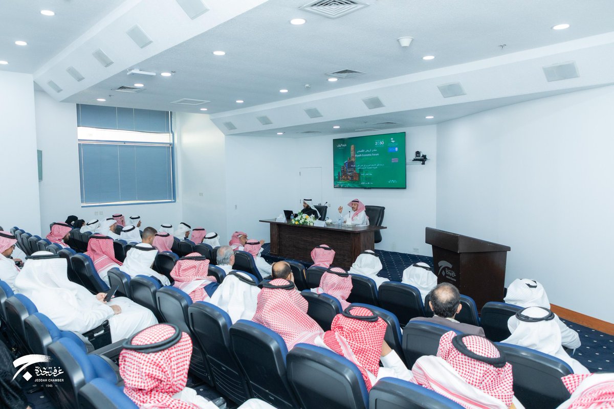JeddahChamber's tweet photo. استضافت #غرفة_جدة حلقة النقاش الثانية التي ينضمها منتدى الرياض الاقتصادي بعنوان "تأثير الازدحام المروري في المدن الكبرى في المملكة" لتحديد الأسباب الرئيسية للازدحام المروري وآثاره وسبل معالجته وذلك من خلال إيجاد حلول واقعية وفعالة وعاجلة، بحضور عدد من المهتمين وأصحاب العلاقة. https://t.co/XAjHNzPhxi