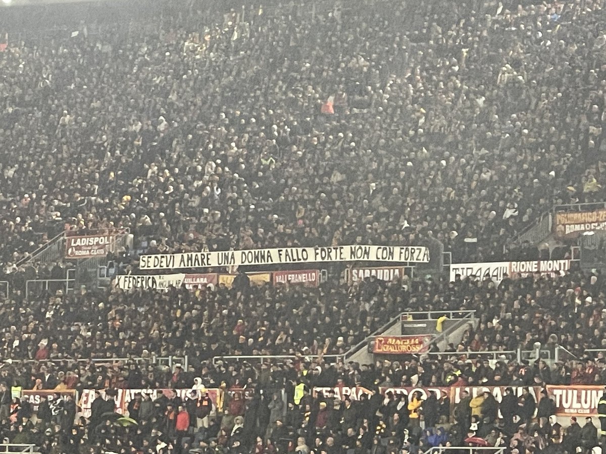 "Se devi amare una donna fallo forte, non con forza"

🇮🇹 Striscione esposto ieri sera tra i tifosi della Roma, durante #RomaMilan, in ricordo di Federica Torzullo, vittima recente di un femminicidio ad Anguillara, vicino Roma.

👇