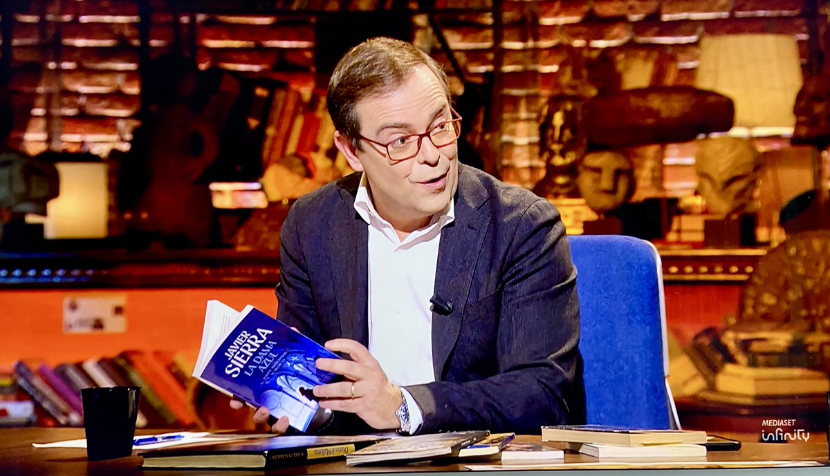 Javier__Sierra's tweet photo. Anoche, en #CuartoMilenio hablamos de la "beateta" de Palma de Mallorca que experimentó bilocaciónes parecidas a las de #LaDamaAzul, sobre las que tanto he escrito. La nueva edición de @Booket_Planeta es la que llevé a plató. Te la recomiendo si tienes curiosidad por estos recovecos de la vida mística, en clave de thriller.
➡️ Más info en: https://t.co/zVy84Y5H4p