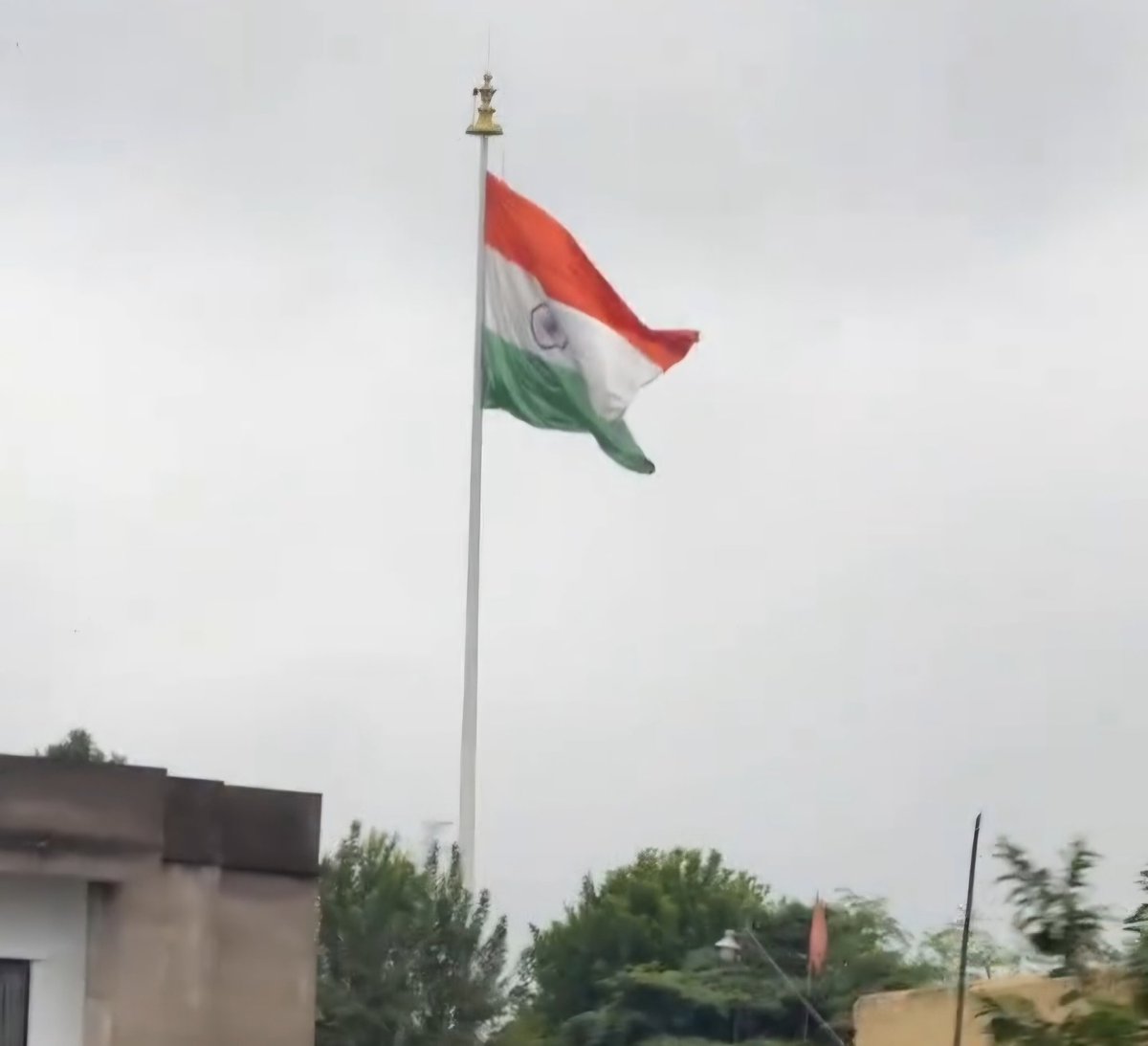 SelflessCricket's tweet photo. MS Dhoni silently unfurled the Indian flag at his farmhouse. And kids here are targeting him for not posting an Instagram story. 

Man is living a peaceful life that exist beyond social media, and he doesn’t need to post on Instagram to prove his loyalty to the nation. https://t.co/DSzNl9SUaX