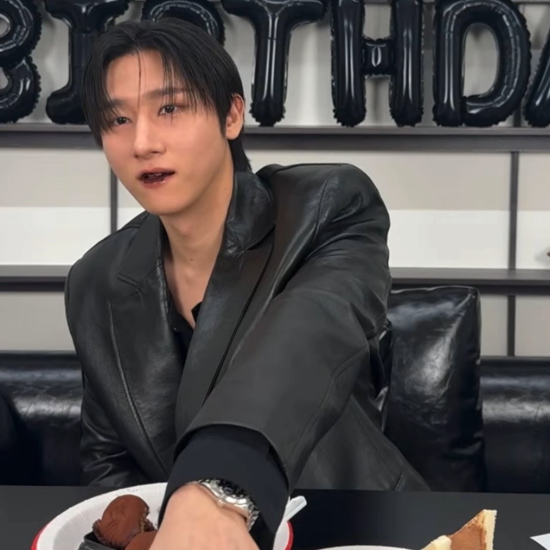 effortuneclover's tweet photo. 필터와 현실 🧆🤎🩶🖤 https://t.co/BIEBot9ciH