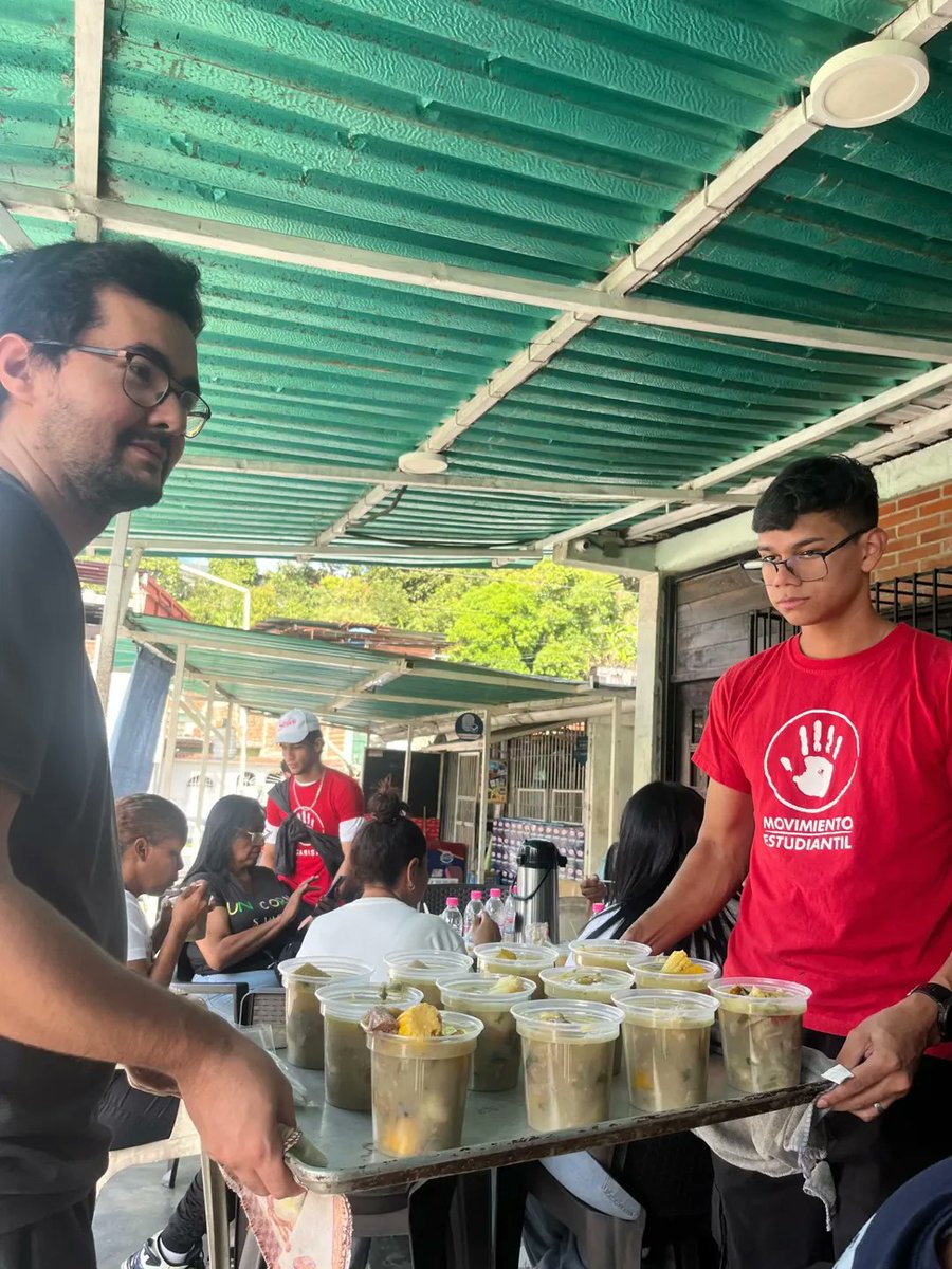 Gbastidas's tweet photo. A medida que el miedo se rompe, las muestras de solidaridad se multiplican.

Ayer estudiantes de la UCAB llevaron sopas a familiares de los presos políticos que se mantienen en vigilia desde hace 18 días en las puertas de la cárcel El Rodeo I exigiendo su liberación. #QueSeanTodos