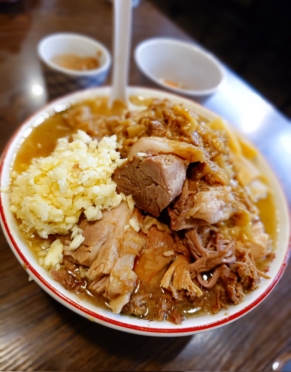 SHO05284559's tweet image. 🍜男気らーめんアカギ 新田木崎店
「太田市新田木崎町」
⭕️ラーメン（NmAo豚増しﾒﾝﾏつけたま
サ活後のサ飯はっ!!　
今年の挨拶がてらアカギぃー♡　
ｺﾞﾄﾀﾂｽｰﾌﾟｷﾞﾝｷﾞﾝで脳汁でまくりw
あぶらﾒﾝﾏも最高…　
小麦香るムチムチ麺も
ごとにぃ今年もお世話なりやす🫶　
#アブラノミタイ