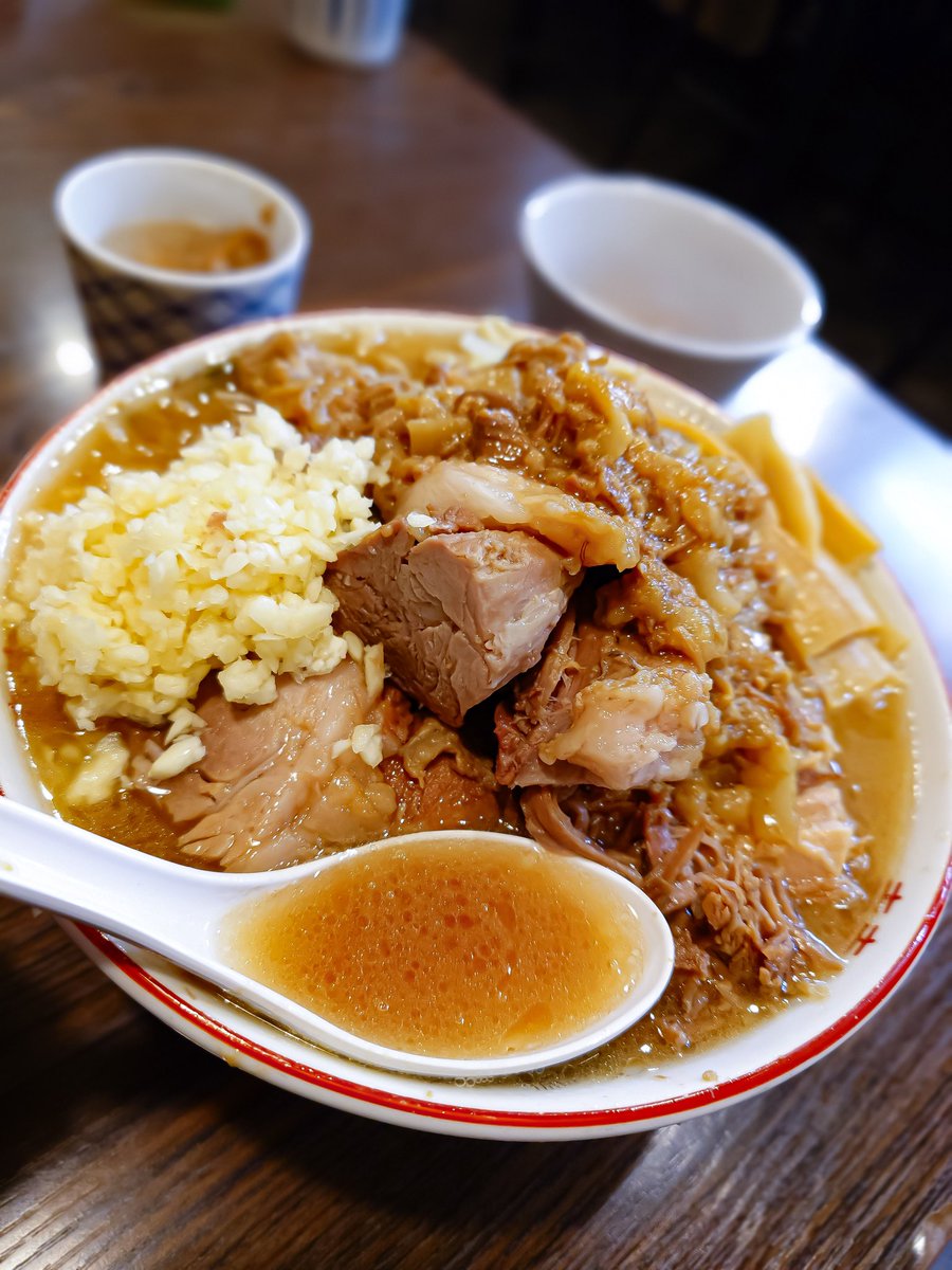 SHO05284559's tweet image. 🍜男気らーめんアカギ 新田木崎店
「太田市新田木崎町」
⭕️ラーメン（NmAo豚増しﾒﾝﾏつけたま
サ活後のサ飯はっ!!　
今年の挨拶がてらアカギぃー♡　
ｺﾞﾄﾀﾂｽｰﾌﾟｷﾞﾝｷﾞﾝで脳汁でまくりw
あぶらﾒﾝﾏも最高…　
小麦香るムチムチ麺も
ごとにぃ今年もお世話なりやす🫶　
#アブラノミタイ
