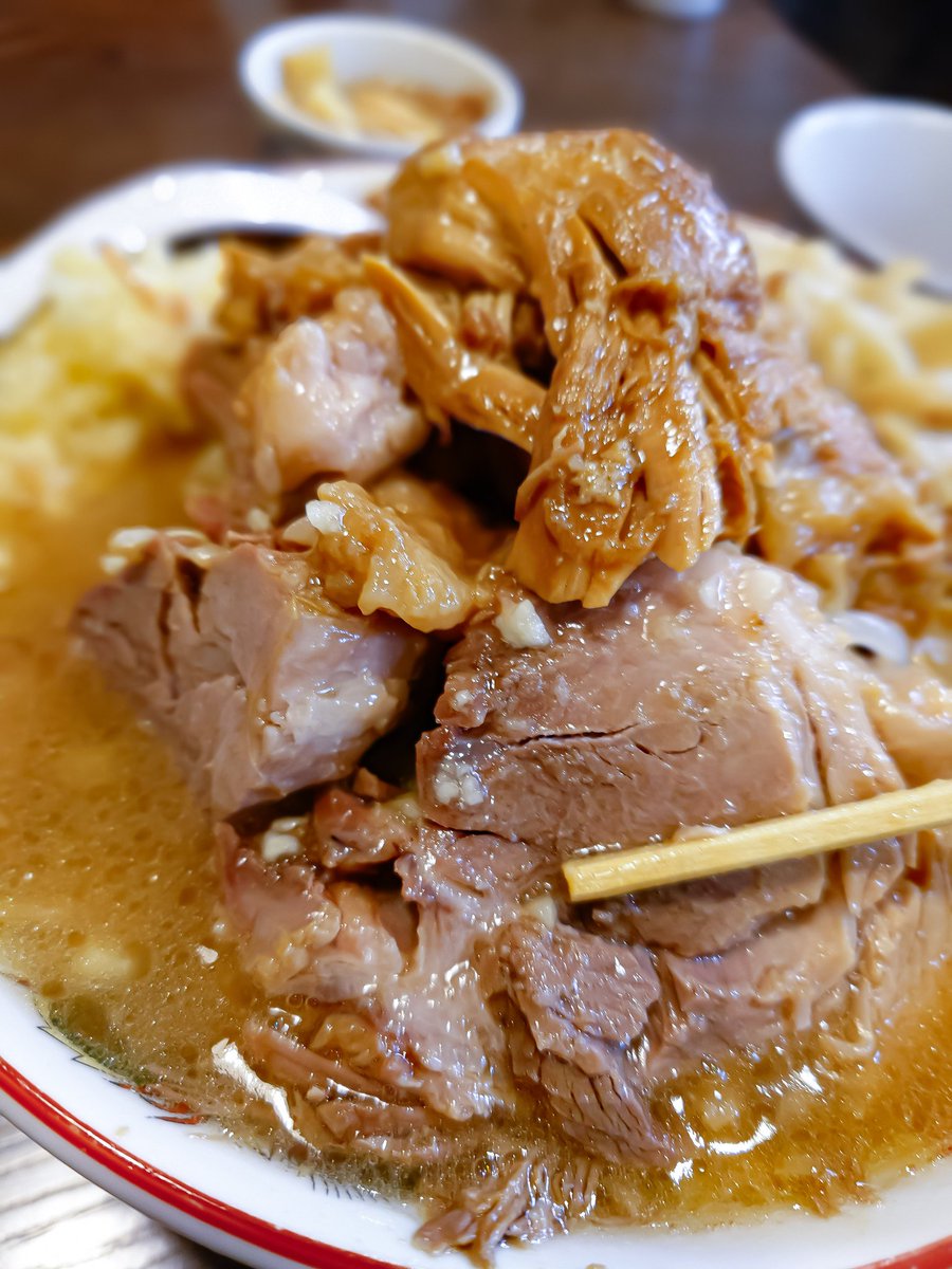 SHO05284559's tweet image. 🍜男気らーめんアカギ 新田木崎店
「太田市新田木崎町」
⭕️ラーメン（NmAo豚増しﾒﾝﾏつけたま
サ活後のサ飯はっ!!　
今年の挨拶がてらアカギぃー♡　
ｺﾞﾄﾀﾂｽｰﾌﾟｷﾞﾝｷﾞﾝで脳汁でまくりw
あぶらﾒﾝﾏも最高…　
小麦香るムチムチ麺も
ごとにぃ今年もお世話なりやす🫶　
#アブラノミタイ