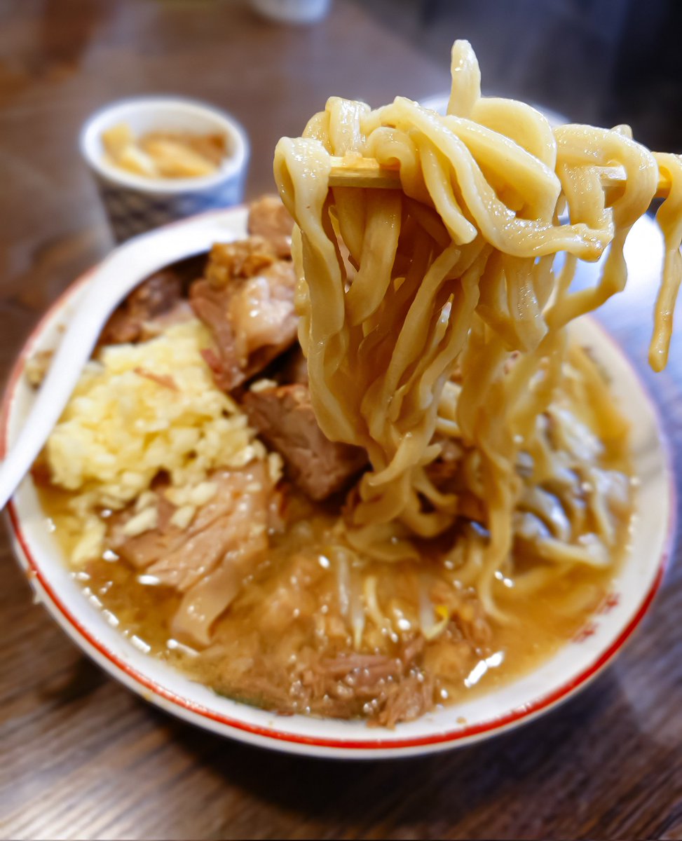 SHO05284559's tweet image. 🍜男気らーめんアカギ 新田木崎店
「太田市新田木崎町」
⭕️ラーメン（NmAo豚増しﾒﾝﾏつけたま
サ活後のサ飯はっ!!　
今年の挨拶がてらアカギぃー♡　
ｺﾞﾄﾀﾂｽｰﾌﾟｷﾞﾝｷﾞﾝで脳汁でまくりw
あぶらﾒﾝﾏも最高…　
小麦香るムチムチ麺も
ごとにぃ今年もお世話なりやす🫶　
#アブラノミタイ