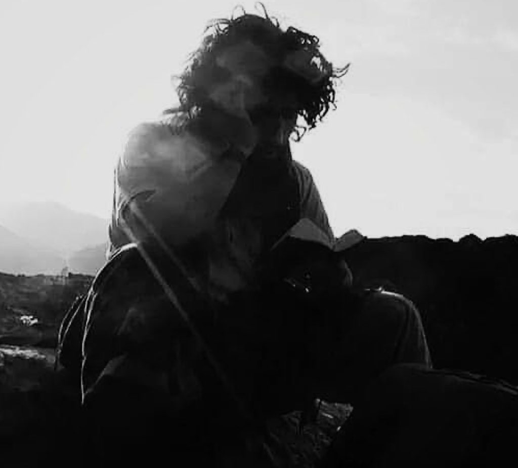 فكَفْكَفْتُ دمعي ثمَّ حوَّلتُ مَضْجَعِي
                                 فَلَمْ يَدْرِ إلاَّ اللهُ لوعةَ ما بِيَا ..!