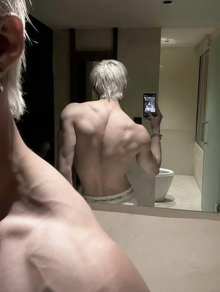 rachaflex's tweet image. now we got two types of back mirror selfies chan could recreate i don’t want any excuses