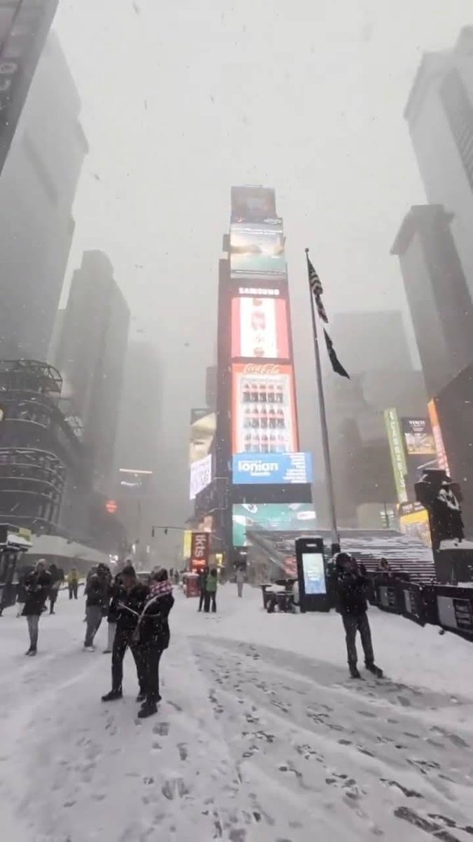 MrVop's tweet image. สภาพบริเวณไทม์สแควร์ในนครนิวยอร์กของสหรัฐฯ ระหว่าง พายุหิมะเมื่อวันอาทิตย์ 

หลายรัฐทางฝั่งตะวันออกของสหรัฐอเมริกา  
กำลังเผชิญกับพายุฤดูหนาวและอากาศเย็นสุดขั้ว  รวมทั้งหิมะตกหนัก 

สายการบินต่างๆ ได้ยกเลิกเที่ยวบินไป ยังสหรัฐฯ มากกว่า 14,000 เที่ยวบินใน วันอาทิตย์…