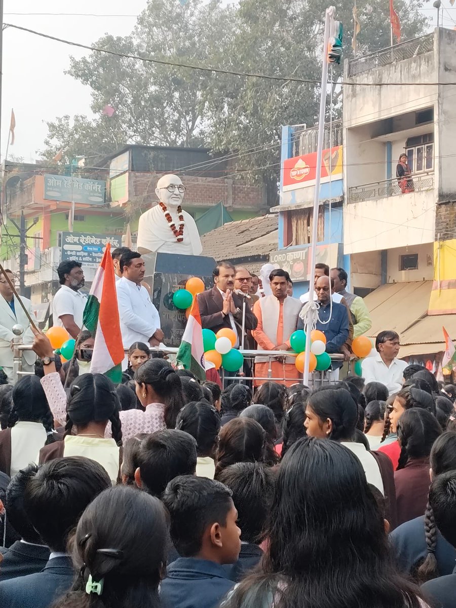 गणतंत्र दिवस के अवसर पर स्थानीय गाँधी चौंक पर नगर के प्रथम नागरिक अध्यक्ष नगर परिषद चीचली एवं सीएमओ महोदय के द्वारा ध्वज फहराया गया