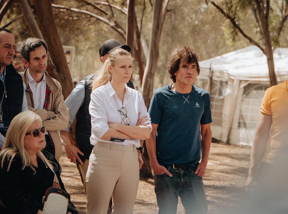 L’une applaudit Trump jusque dans l’idée qu’il fasse tirer sur sa propre population.

L’autre rêve de rafles pour les exilé·es.

Le cercle est complet, la morale a rendu les clés. Le fascisme est chez nous.