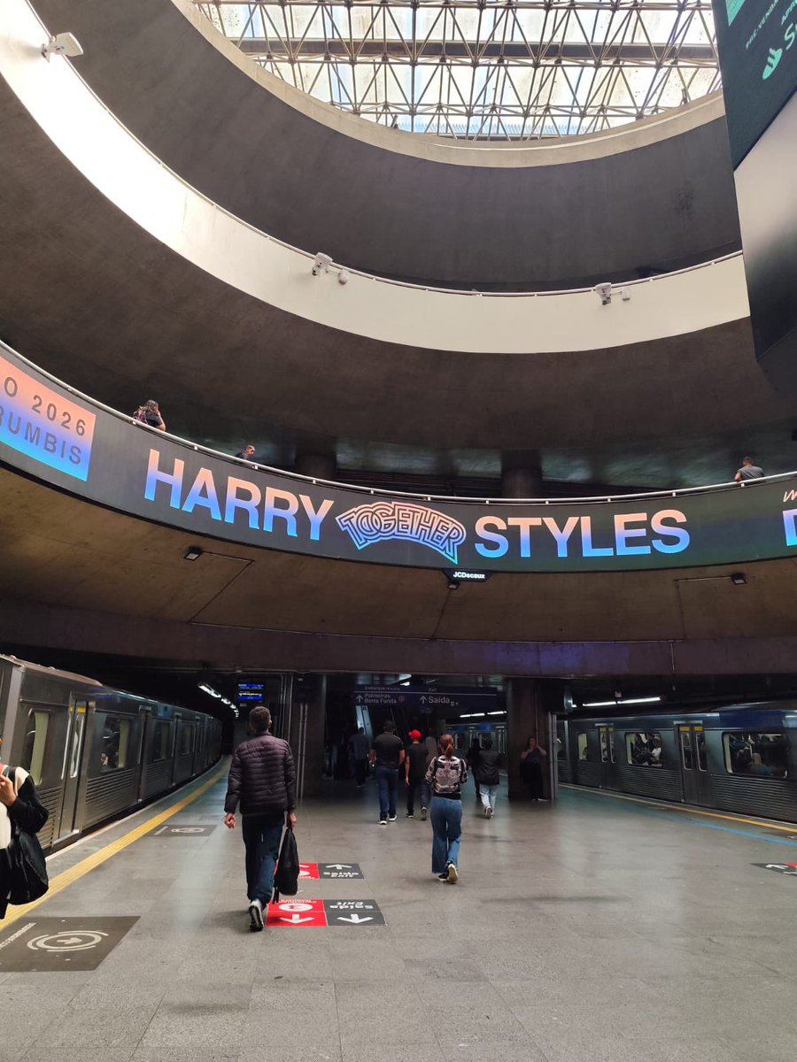 harrysbrasil's tweet image. A turnê “Together, Together”, de Harry Styles, está sendo promovida em São Paulo, na estação Sé. 🇧🇷