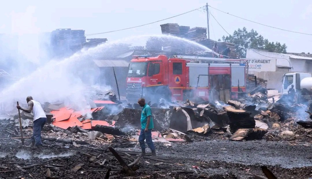 BwizaRadio's tweet photo. Au moins une somme d' un milliard et demi de BIF de produits en bois sont partis en fumée cette nuit", dans l'espace de vente situé derrière le marché Bujumbura City Market dénommé "Chez Sion", dans le quartier #Mahinguriro de la zone #Ngagara, commune #Ntahangwa . https://t.co/aOeBGAPzHG