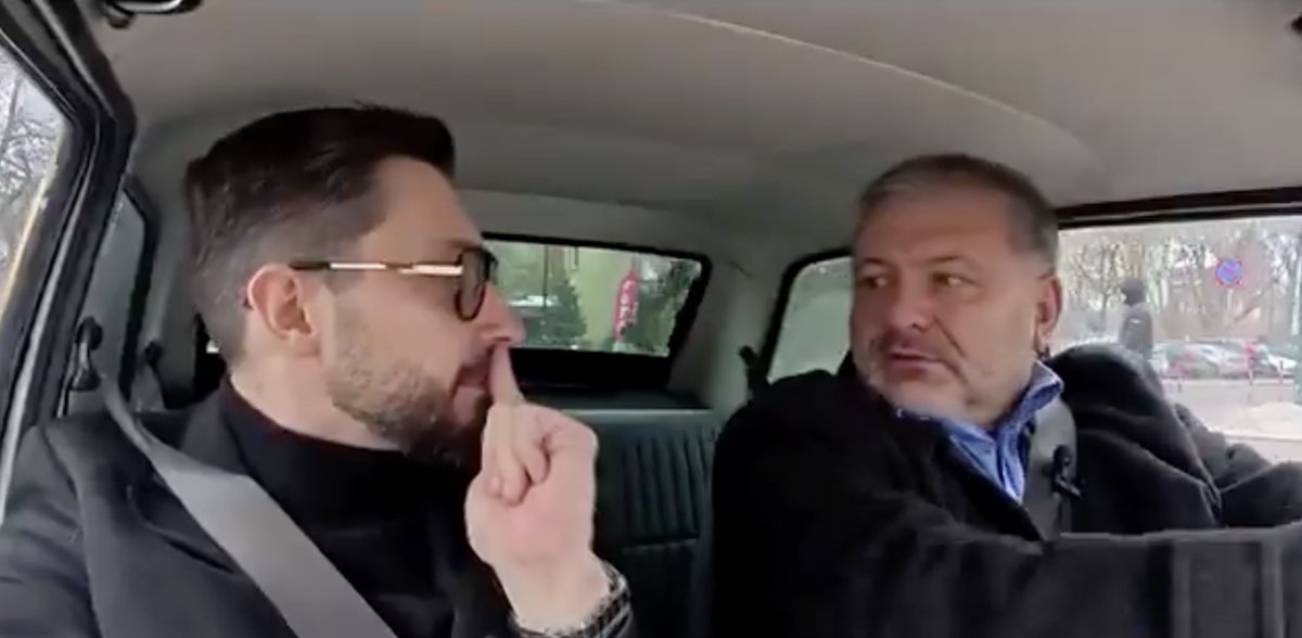 Wzrok pytający: 
O co ci chodzi? Chcesz sankcję za takie uwagi?!
😂