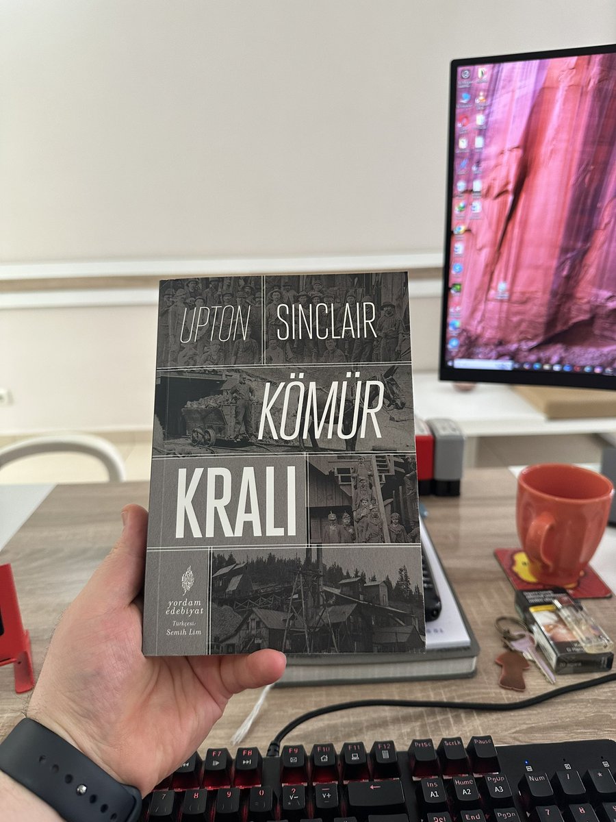 Bitmesin diye yalvardım ama yine de bitti. Kömür Kralı öyle bir şaheser ki; okuyan kişinin düşüncelerine birçok şey katıyor. Sosyalizm, sendikalaşma, bilinçlenme ve baş kaldırma. Kazanan işçinin emeği, çöken açgözlü burjuvazi! Okuyun, okutturun. Teşekkürler; <a href="/YordamEdebiyat/">Yordam Edebiyat</a>