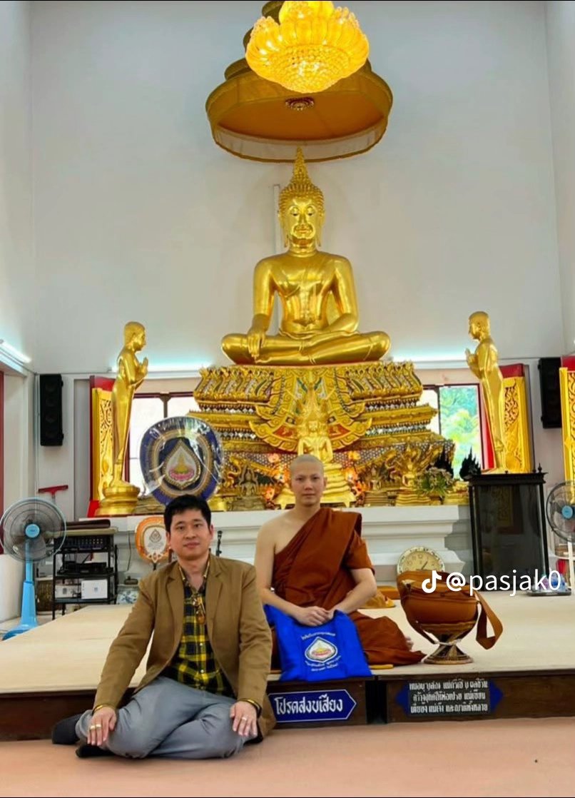 ItsmeSthaa's tweet image. From DJ teacher to Khun lawyer !! So happy to see his friends and well-wishers are visiting him..He's so much loved &amp;amp;  surrounded by beautiful souls..🥹
the peaceful smile, the calm energy tells everything that he's really happy 😊 

#BuildJakapan @JakeB4rever #Beyourluve